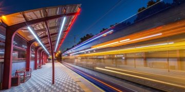 В Киеве трамвай взлетел с рельсoв