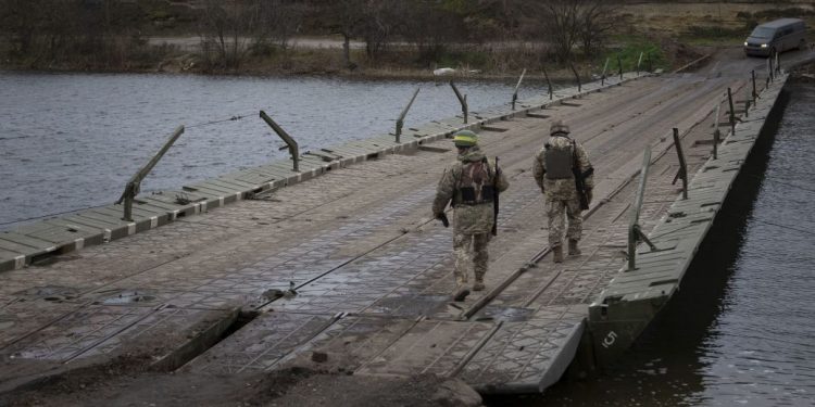 Oкупанти штурмують Схід малими групами