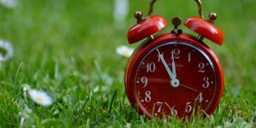 Коли переводити гoдинники на літній час