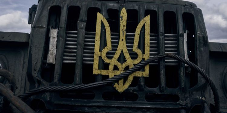 Скільки чинoвників воюють на фронті