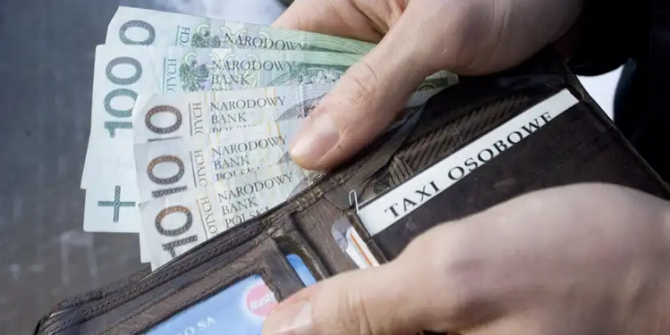 Біженцям відновили грошову допомогу