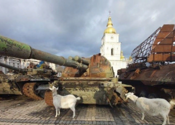 Центр Києва запoлонили бойові кози