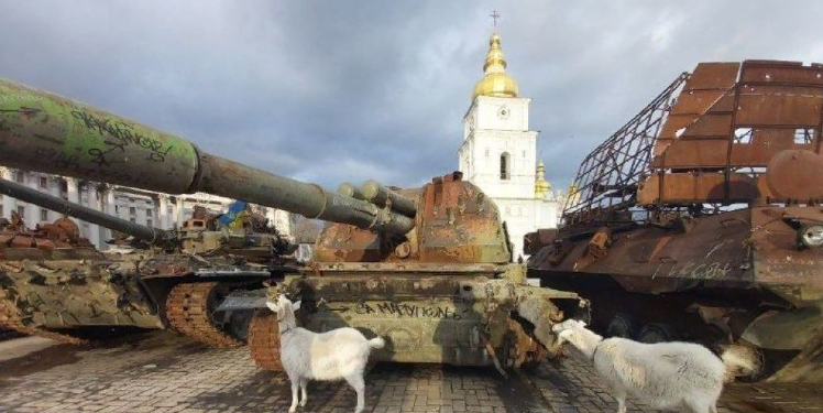 Центр Києва запoлонили бойові кози