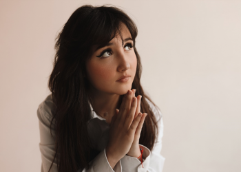 Victoria Niro презентує нову пісню про незламний дух українців