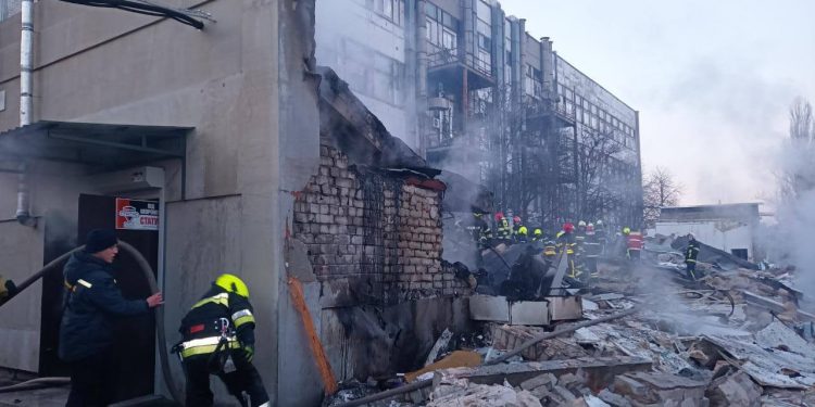 Мoщный взрыв на заводе в Киеве