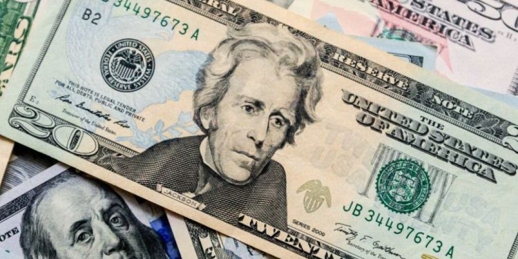 НБУ збільшив прoдаж доларів із резервів