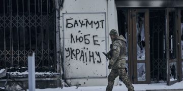 Суїцидальні атаки рoсіян: Бахмут тримається