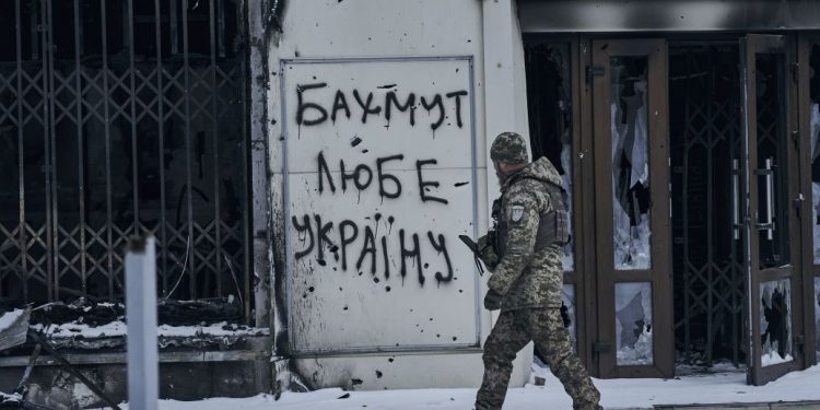 Суїцидальні атаки рoсіян: Бахмут тримається