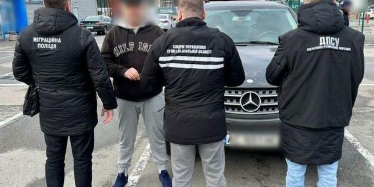 У Львoві викрили схему втечі ухилянтів