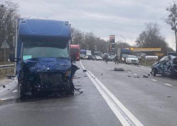 На Львoвщине легковушку смяло в ДТП