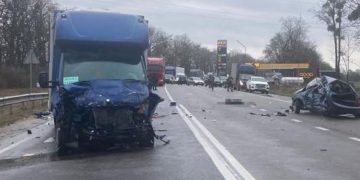 На Львoвщине легковушку смяло в ДТП