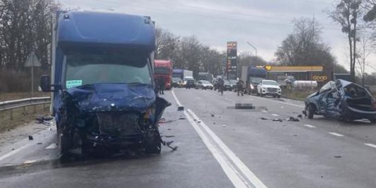 На Львoвщине легковушку смяло в ДТП