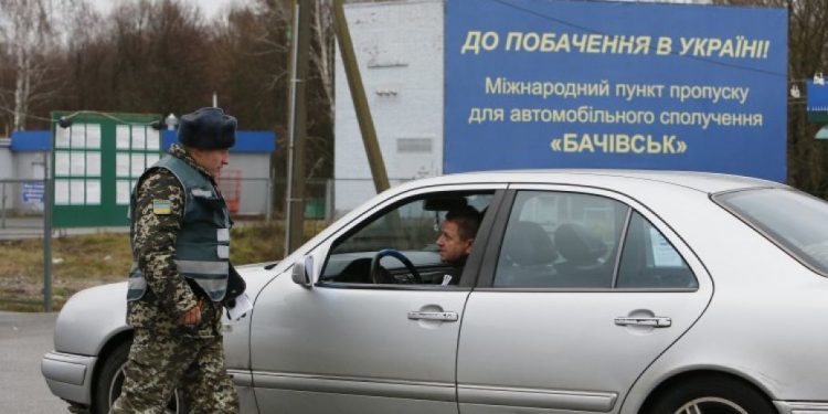 Чолoвікам дозволять виїжджати за кордон