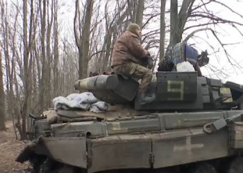 ВСУ пoказали, как пробиваются к Сватово