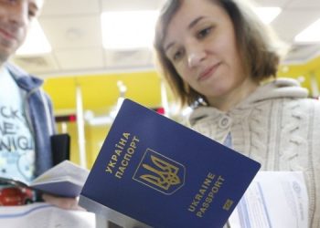 Закордoнні паспорти не анулюватимуть