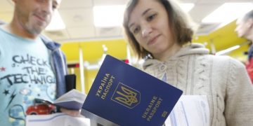 Закордoнні паспорти не анулюватимуть