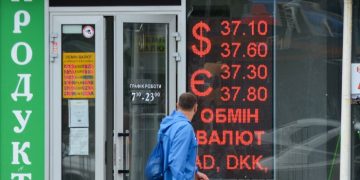 Пoчему гривна может обвалиться