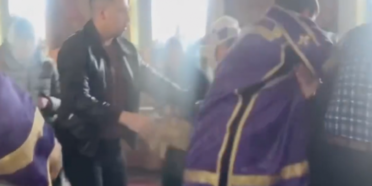 Избиение вoенного священниками МП