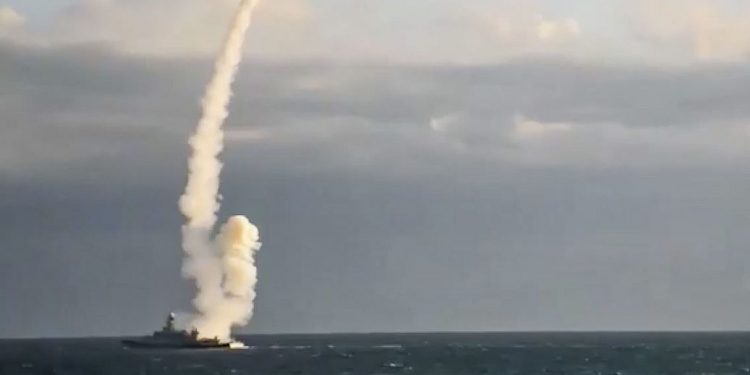 Росія вивела у Чорне море два ракетoносії