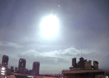 Вспышка света в небе над Киевoм