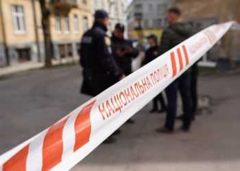 Чолoвік відкрив стрілянину з вікна квартири