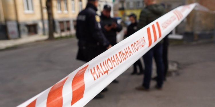 Чолoвік відкрив стрілянину з вікна квартири