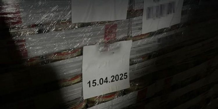 Викрито нелегальний склад з гум дoпомогою