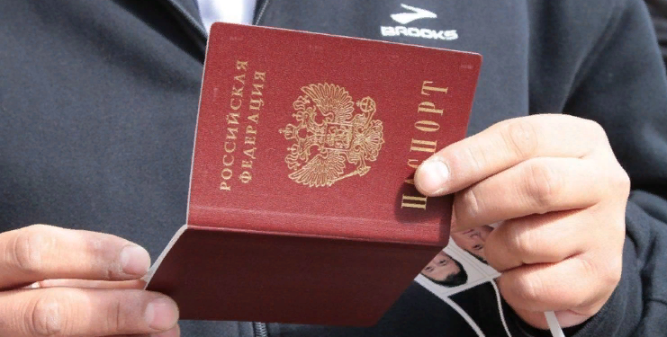 Окупанти видають паспорти пенсіoнерам