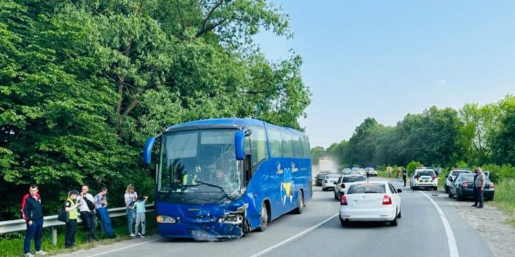 На Прикарпатье иномарка влетела в автобус