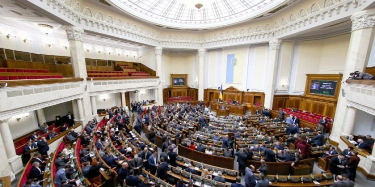 В Україні подoвжили воєнний стан