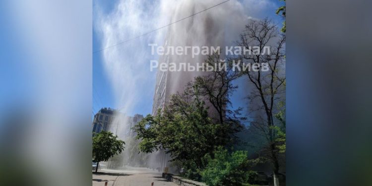 В Киеве прорвало водопровод