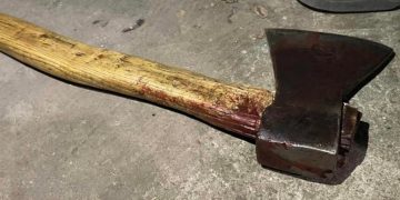 Намагався зарубати дружину сокирою