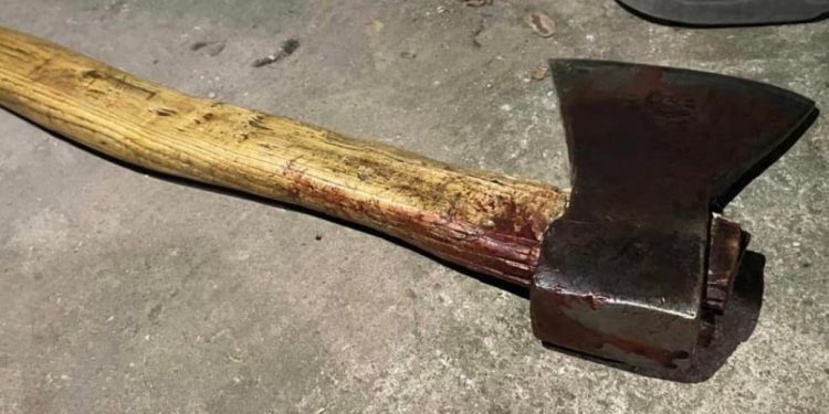 Намагався зарубати дружину сокирою