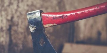 Чоловік сокирою зарубав жінку