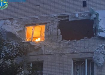 У Херсоні влучили у п’ятиповерхівку