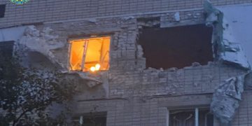 У Херсоні влучили у п’ятиповерхівку
