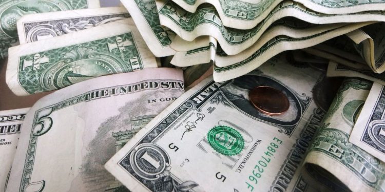 Яким буде курс долара до кінця літа