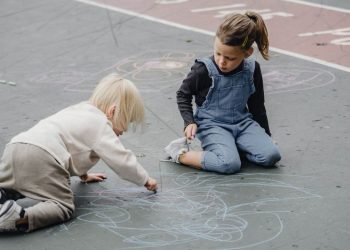 Мужчина продавал детей за границу