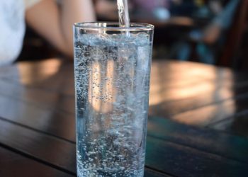 Як газована вода впливає на ваші нирки