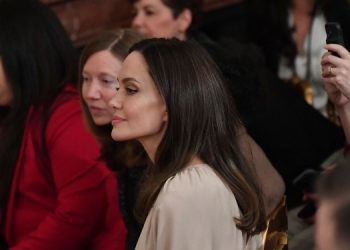 Джоли призвала помогать Украине