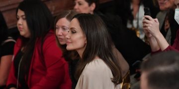 Джоли призвала помогать Украине