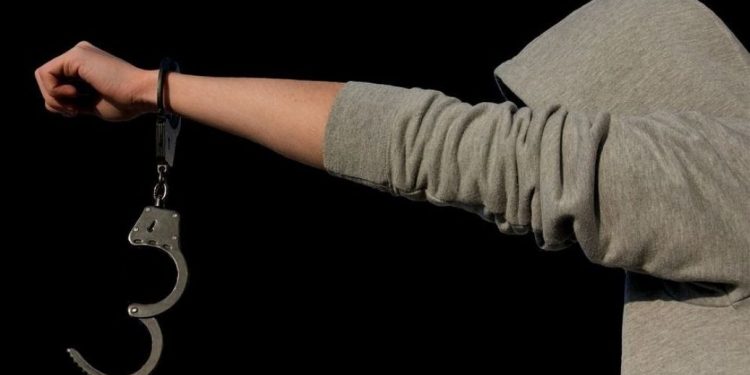 Скотчем задушил беременную девушку