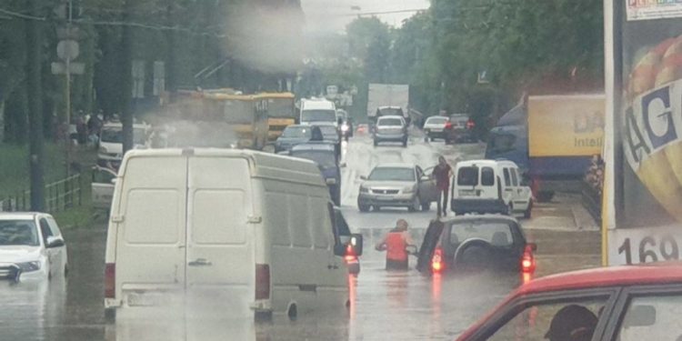 Злива та град знеструмили Прикарпаття