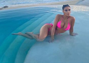 Кім Кардаш’ян носить бікіні із прозорими штанами