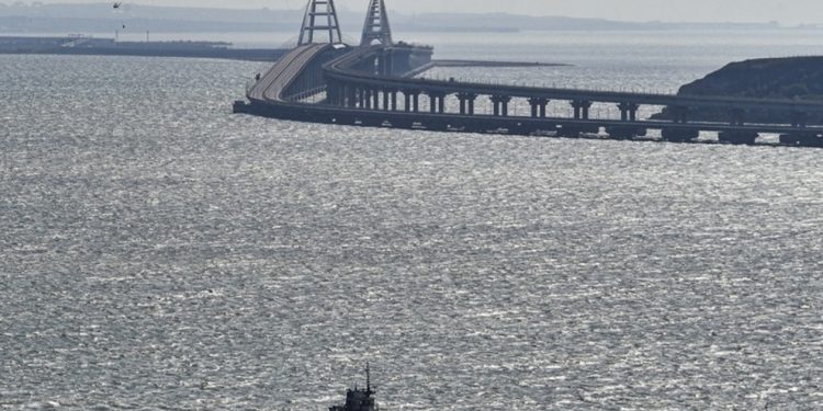 Росія зупинила рух Керченською протокою за день до обстрілу Кримьского моста, — ЗМІ