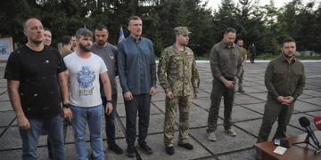Україна повернула з Туреччини п’ятьох командирів захисників “Азовсталі”. Фоторепортаж 