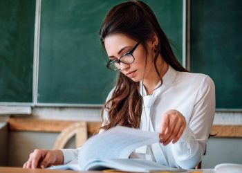 Вчителям в Україні підвищать зарплати до 40 тис. грн, але є нюанс