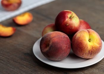 Кому краще не вживати персики?