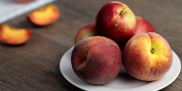 Кому краще не вживати персики?