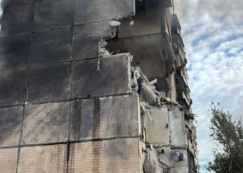 Кривий Ріг: ракети потрапили до 9-поверхівки та навчального закладу, є загиблий, під завалами можуть бути люди